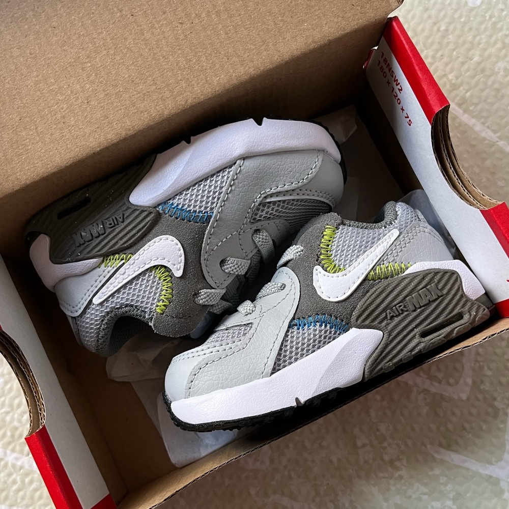 Nike Air Max Excee // NWT // Size 4C (11.6 cm) // White + Grey